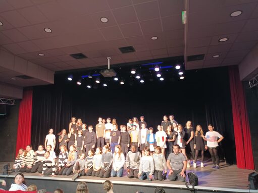 Les 45 élèves des classes de théâtre réunis pour la première fois sur scène !