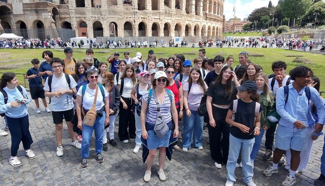Le groupe devant le Colisée à Rome 